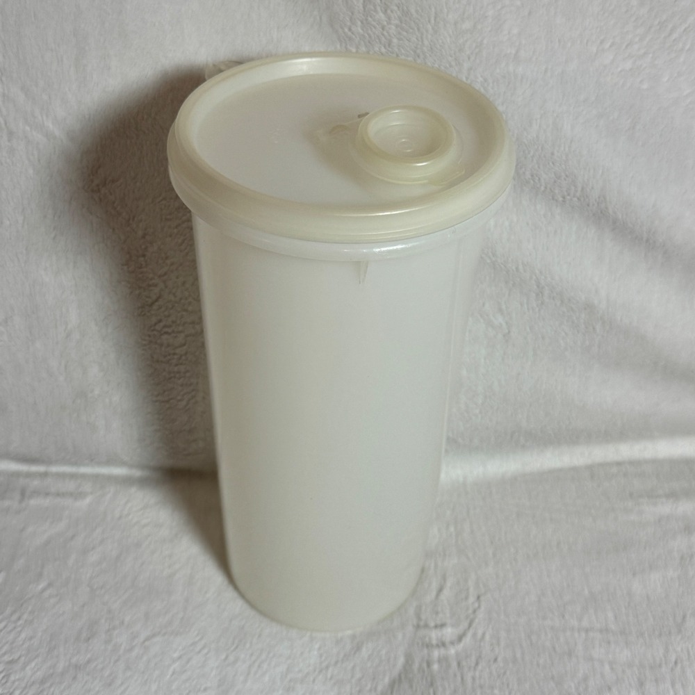 Vintage Tupperware Juice Container With Pour Lid 563-1 48 oz. White 261-15
